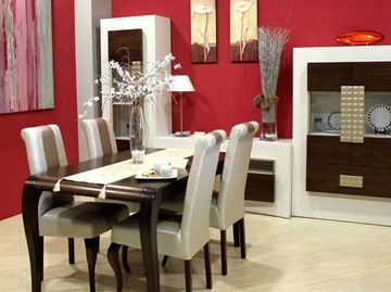 salon con mesa de comedor de madera y sillas blancas