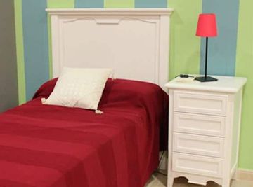 cama roja y mesilla blanca